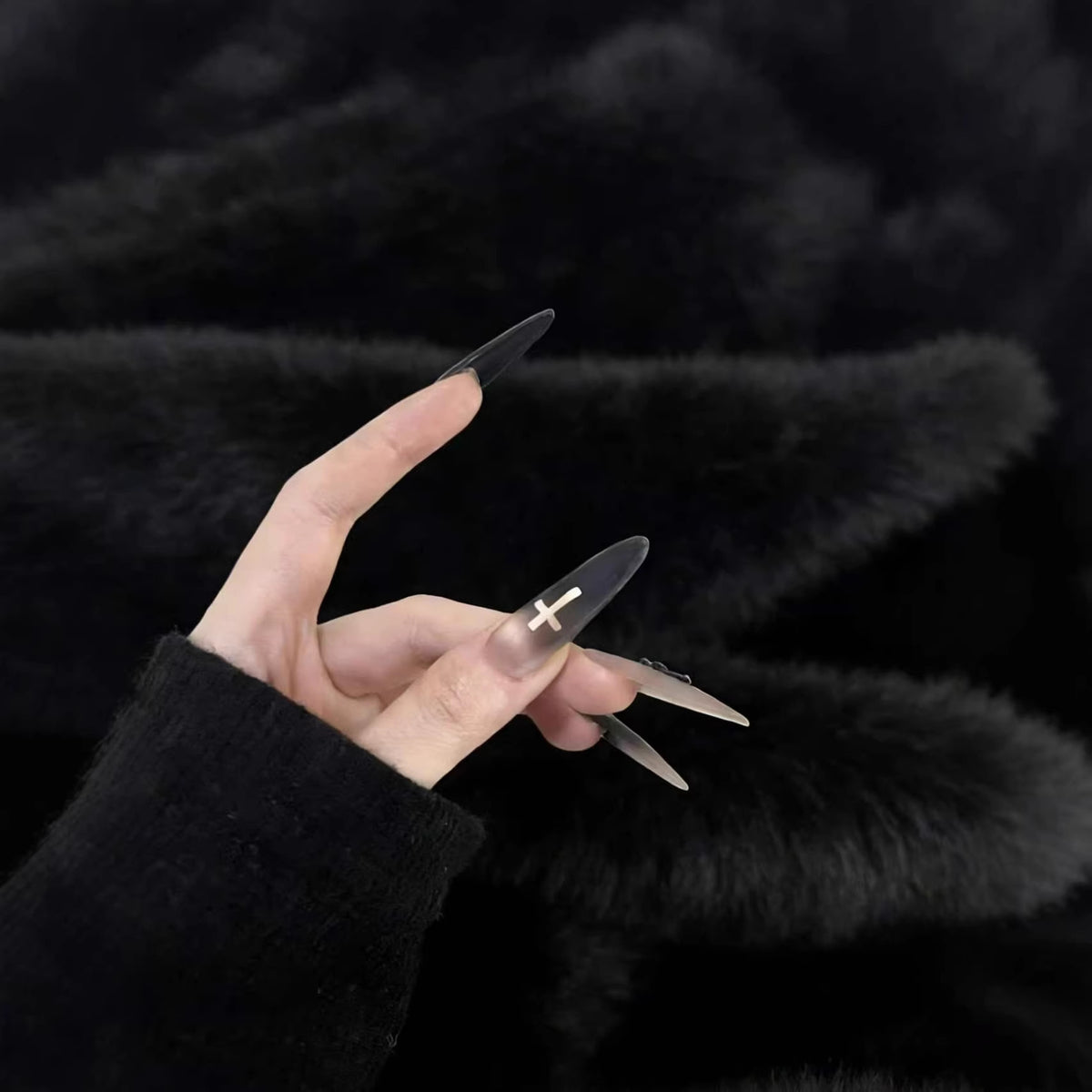 Künstlerischer Press-On Nagelset mit gotischen Kreuzdesigns