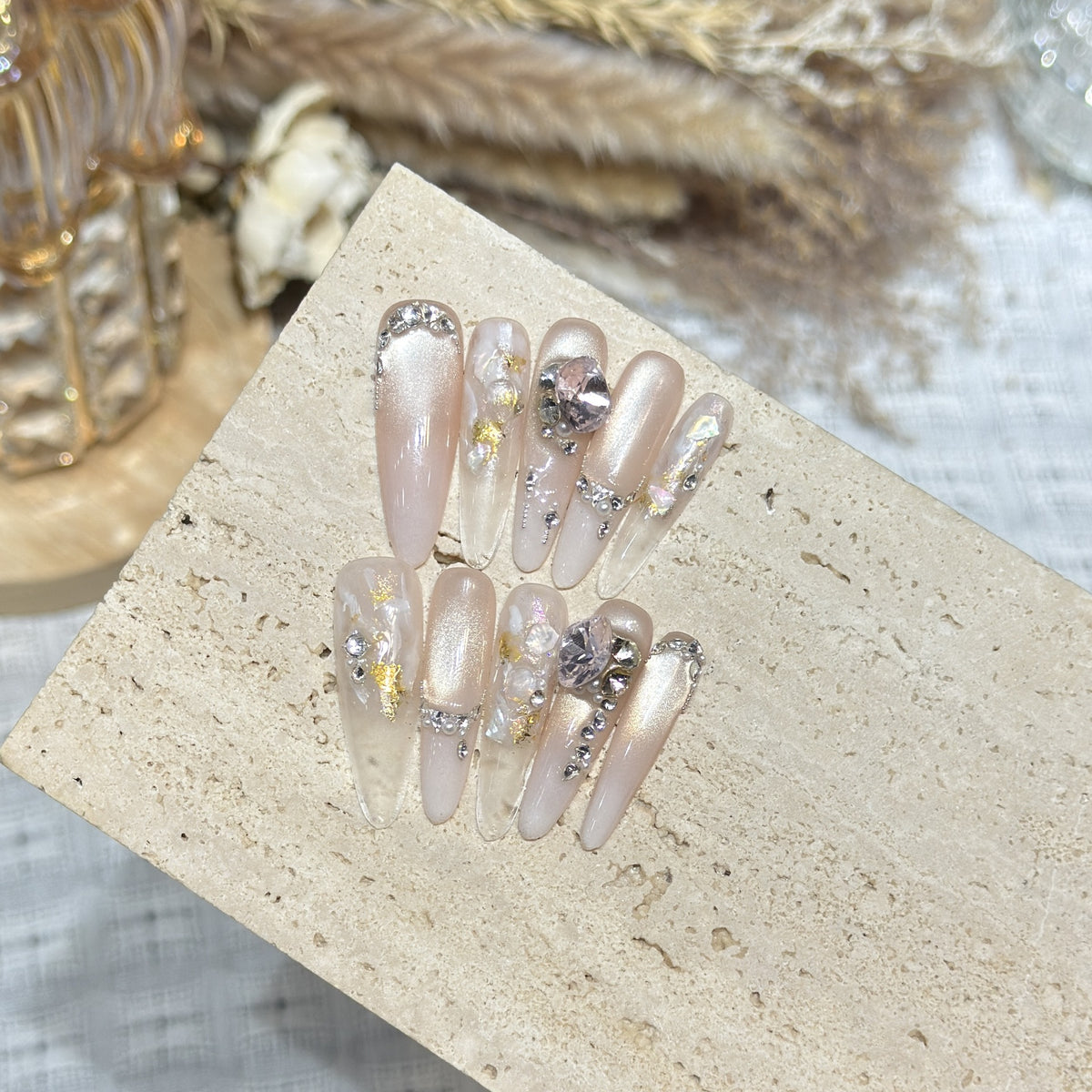 Dekoratives Stiletto Press-On Nagelkunstset mit Edelsteinakzenten Brehn