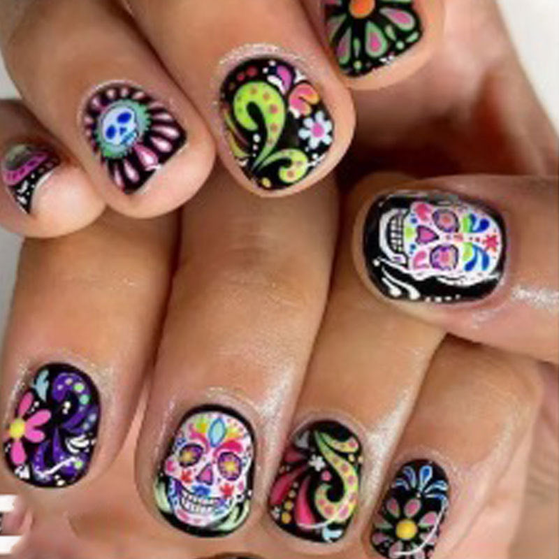 Künstlerische Zuckerschädel Nagelkunst