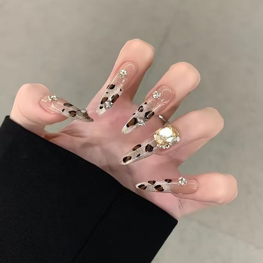 Dekorative Stiletto Press-On Nägel mit Schmuckakzenten Brehn