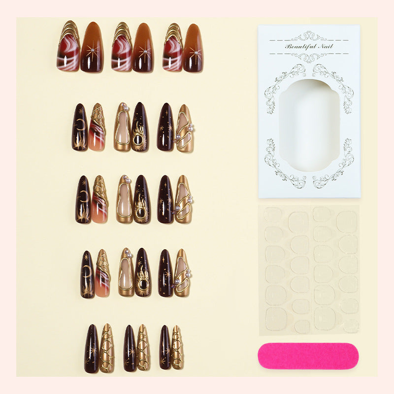 Kunstnagelset mit eleganten Goldakzenten und einzigartigen Designs Brehn