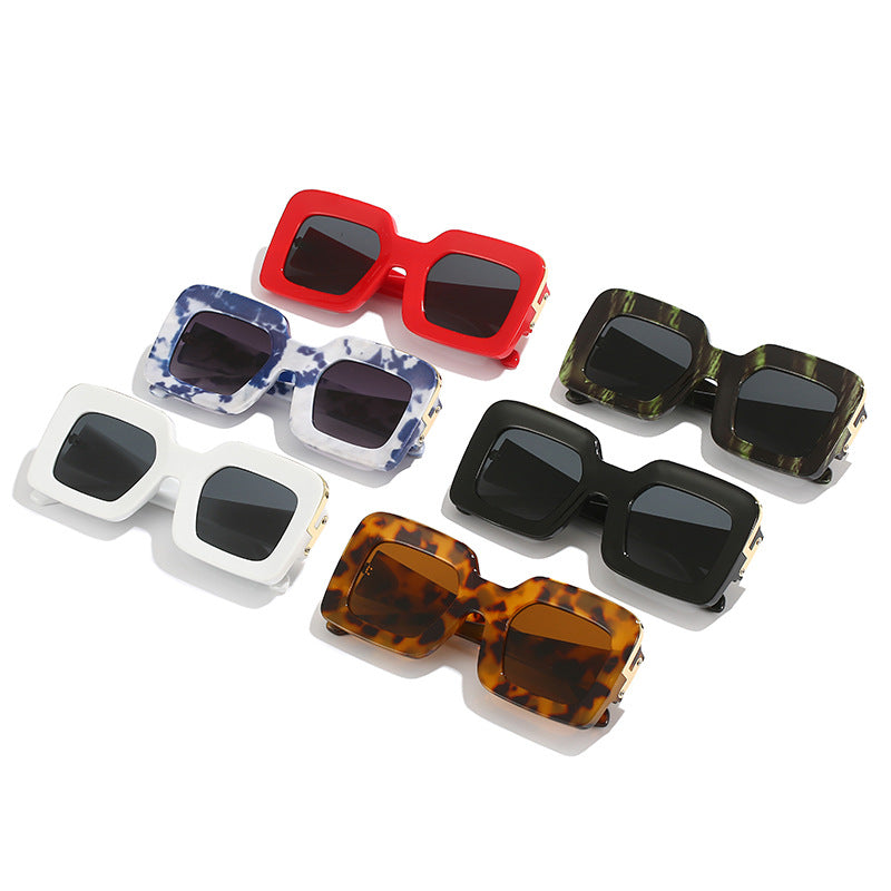 Damen quadratische Sonnenbrille mit luxuriösem Design und goldenen Akzenten Brehn