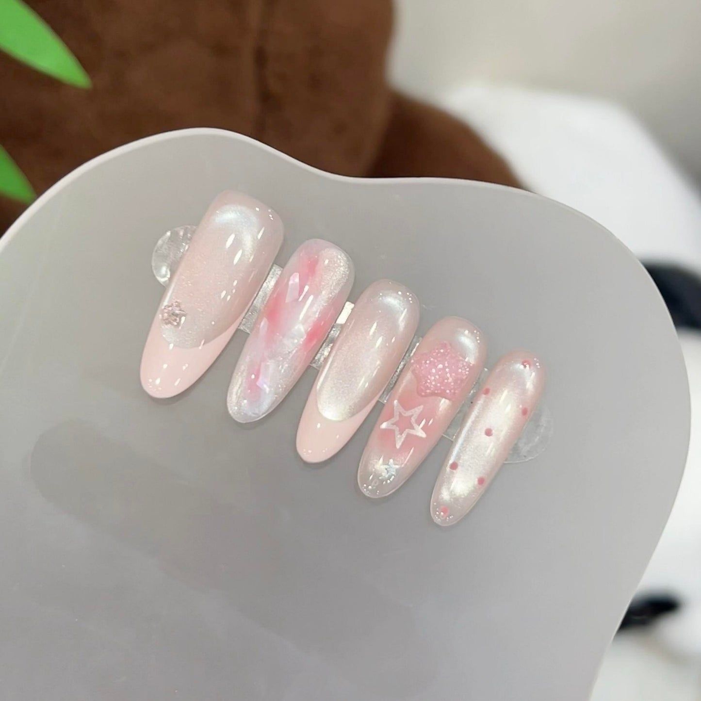 Kunstnägel mit Zartem Glitzer und Sternenmotiven Brehn