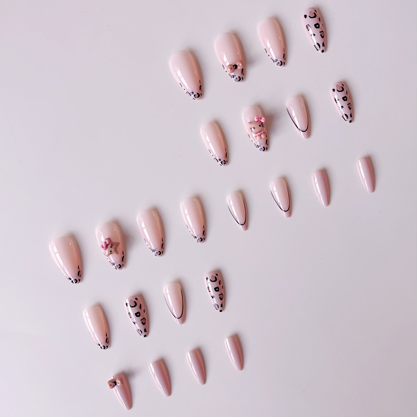 Kunstnagelset mit verspielten Tiermotiven und Glitzerakzenten Brehn