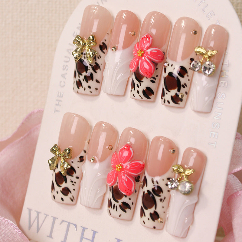 Kunstnagelset mit eleganten Leoparden- und Blumenverzierungen Brehn