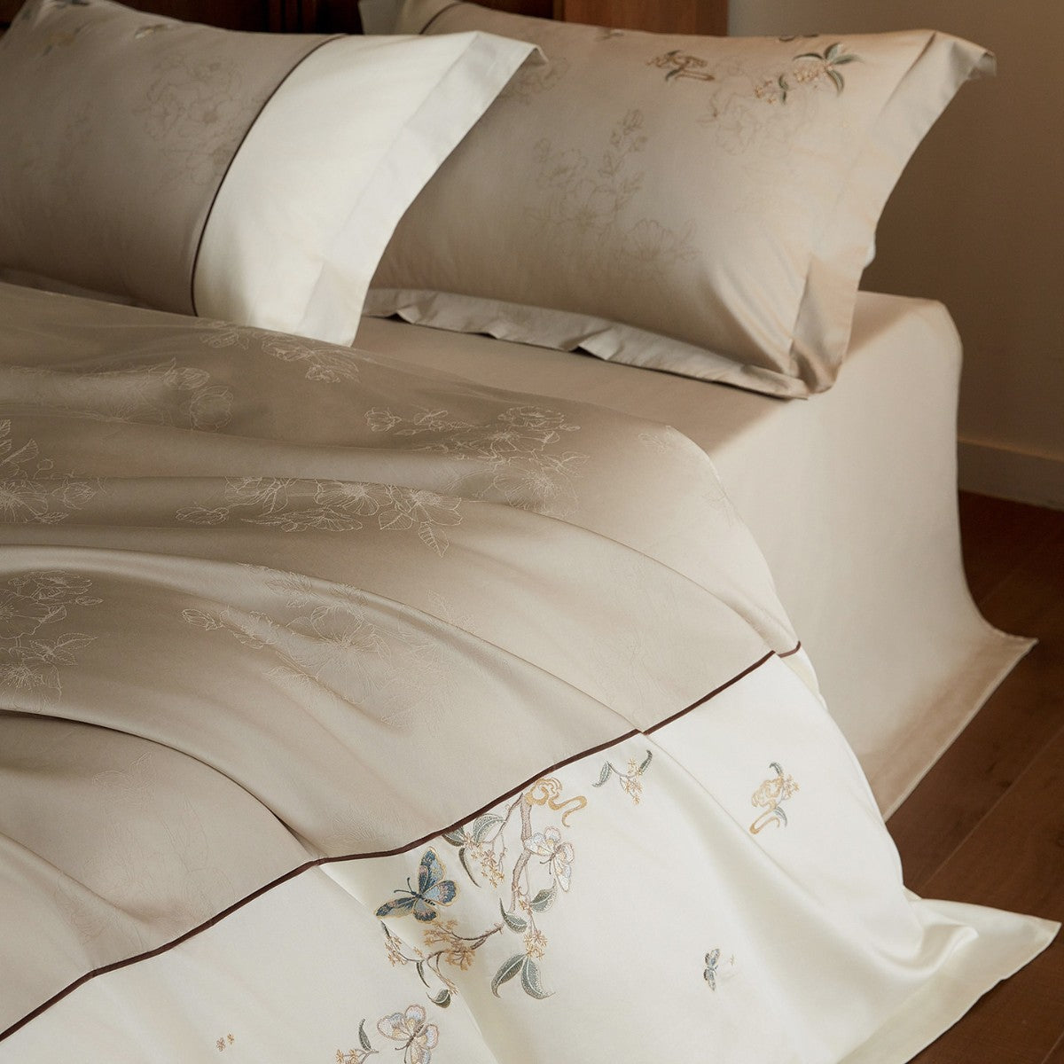 Bestickte Baumwollsatin Bettwäsche Set mit Paspelrand und dekorativem Kissen