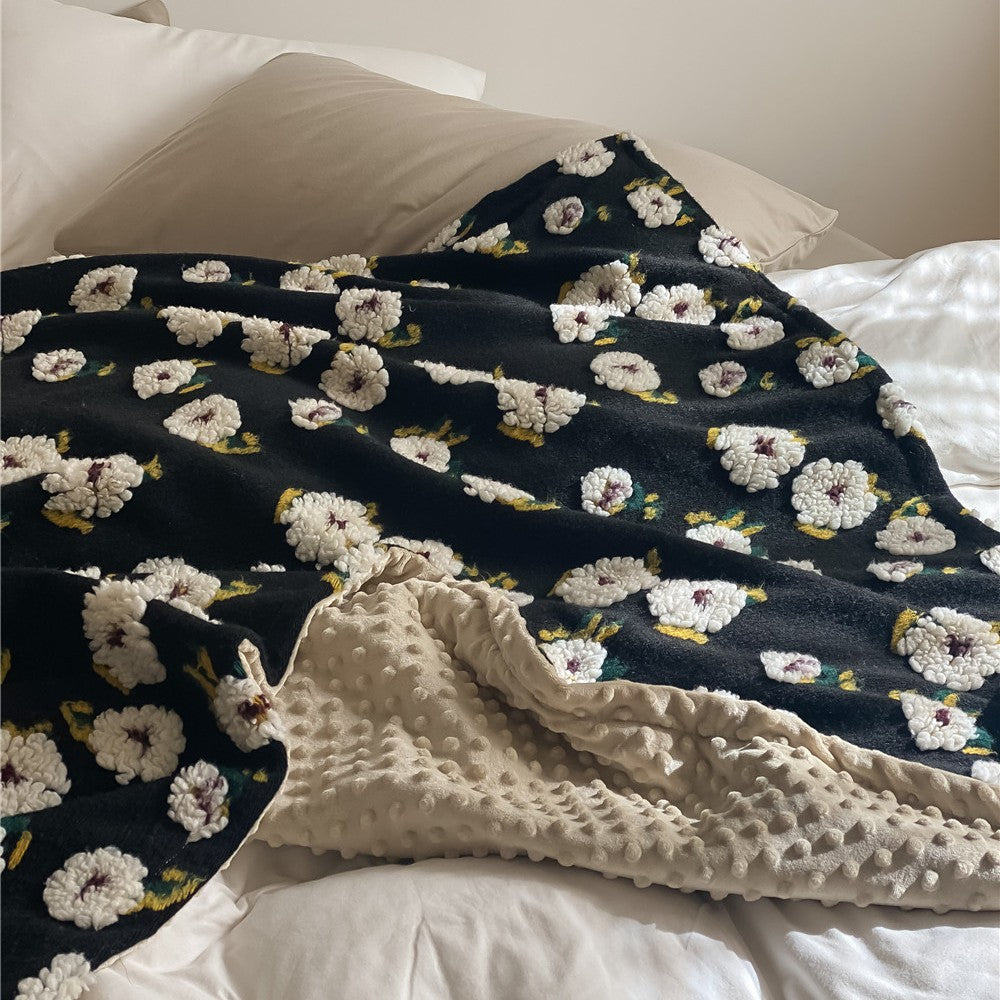 Kuscheldecke mit floraler Bouclé-Oberfläche und Minky-Wendefleece