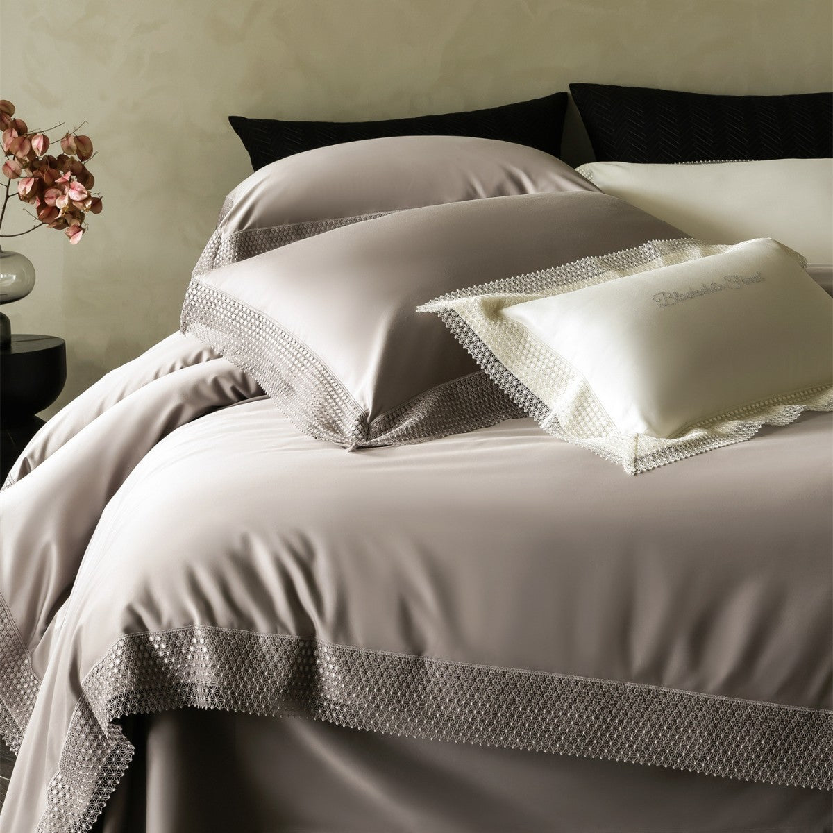 Seidiger Satin Bettwäsche und Euro Kissenbezug Set mit geometrischer Spitzenbordüre