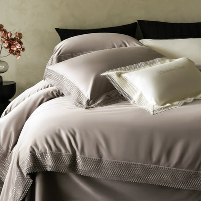 Seidiger Satin Bettwäsche und Euro Kissenbezug Set mit geometrischer Spitzenbordüre