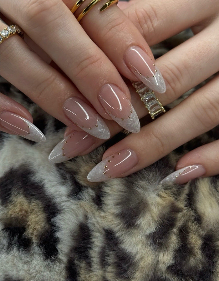 Elegante Stiletto Press-On Nägel mit goldenen Akzenten Brehn