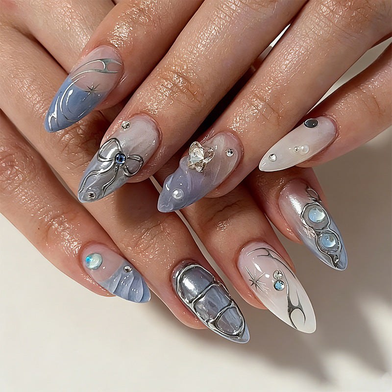 Kunstvolle 3D-Nagelspitzen mit zartem Design Brehn