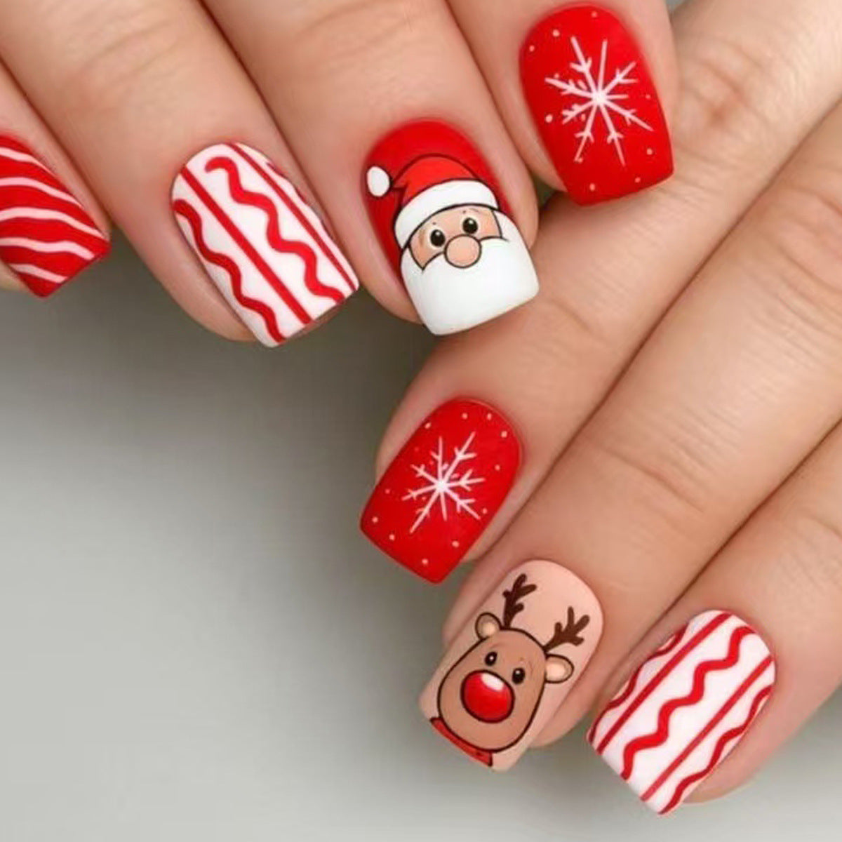 Kreative Weihnachtskunstnägel mit Festlichen Motiven Brehn