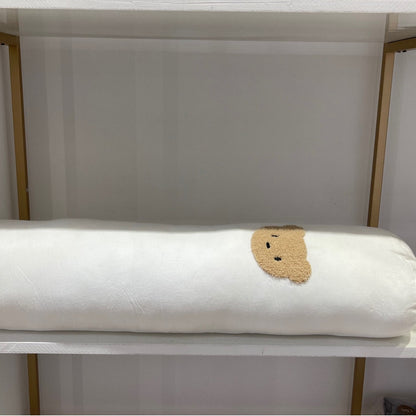 Gepolstertes Steppbett-Set mit gestickten Bärenapplikationen und Nackenrolle