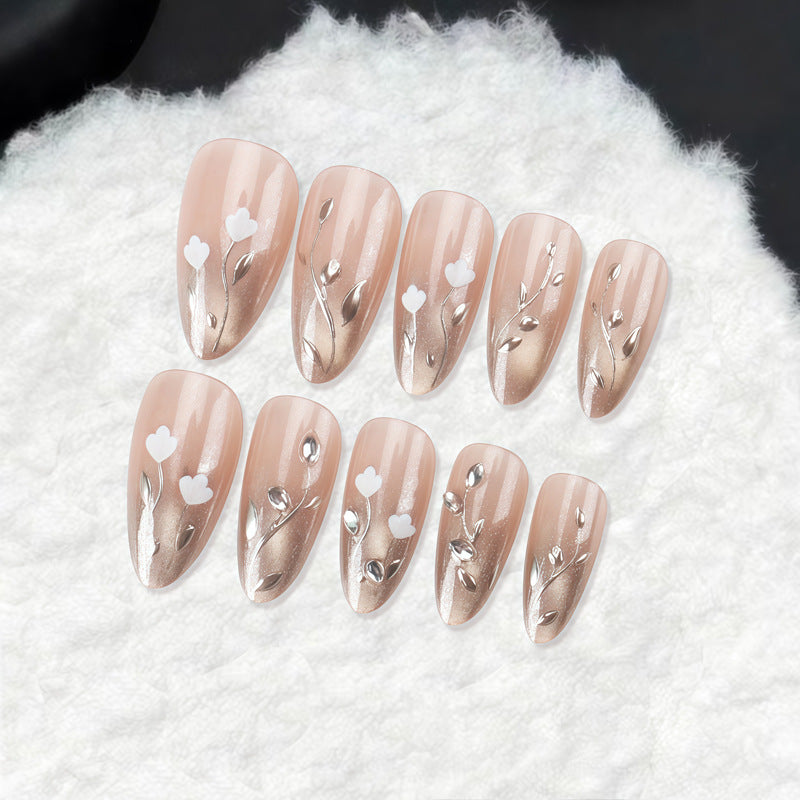 Elegante Stiletto Press-On Nagelkunstset mit Blumenakzenten Brehn