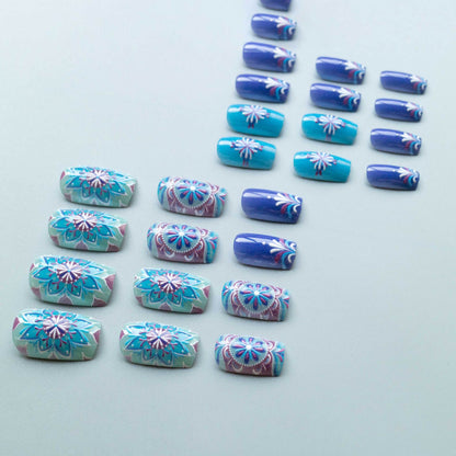 Künstlerisches Blumenmuster Nagelkunst