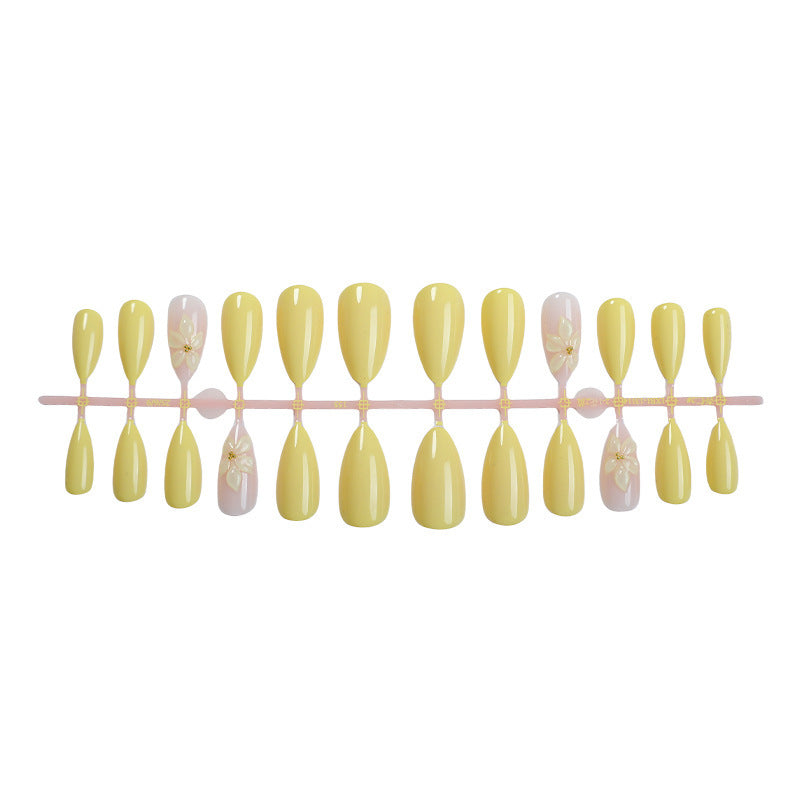 Kreatives Kunstnagelset mit zarten Blütenmotiven Brehn