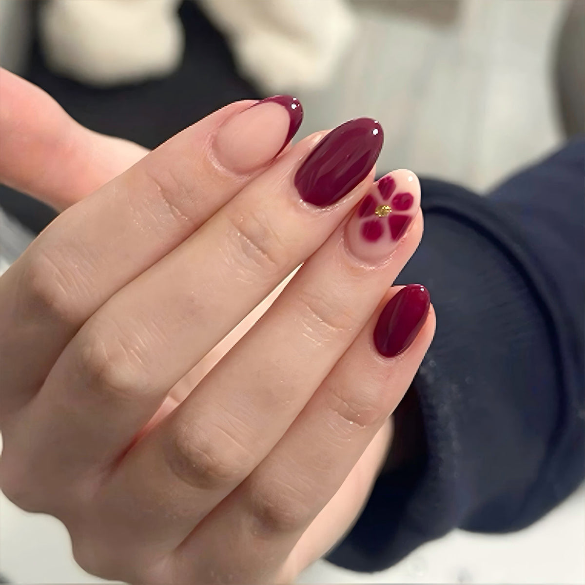 Künstliche Nagelkunst mit verspielten Punkten und Schleifen Brehn