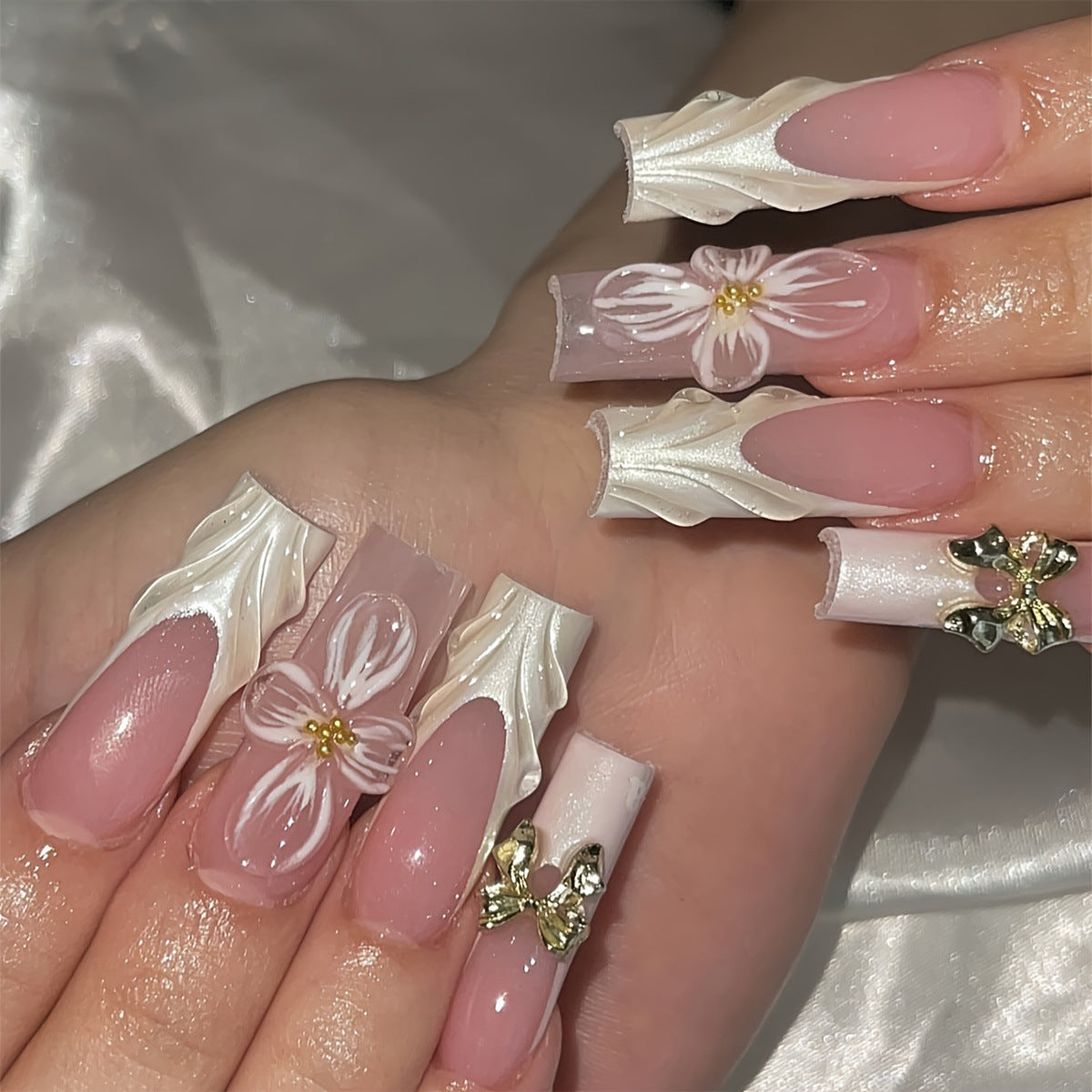 Kunstnagelset mit floralen Details Brehn
