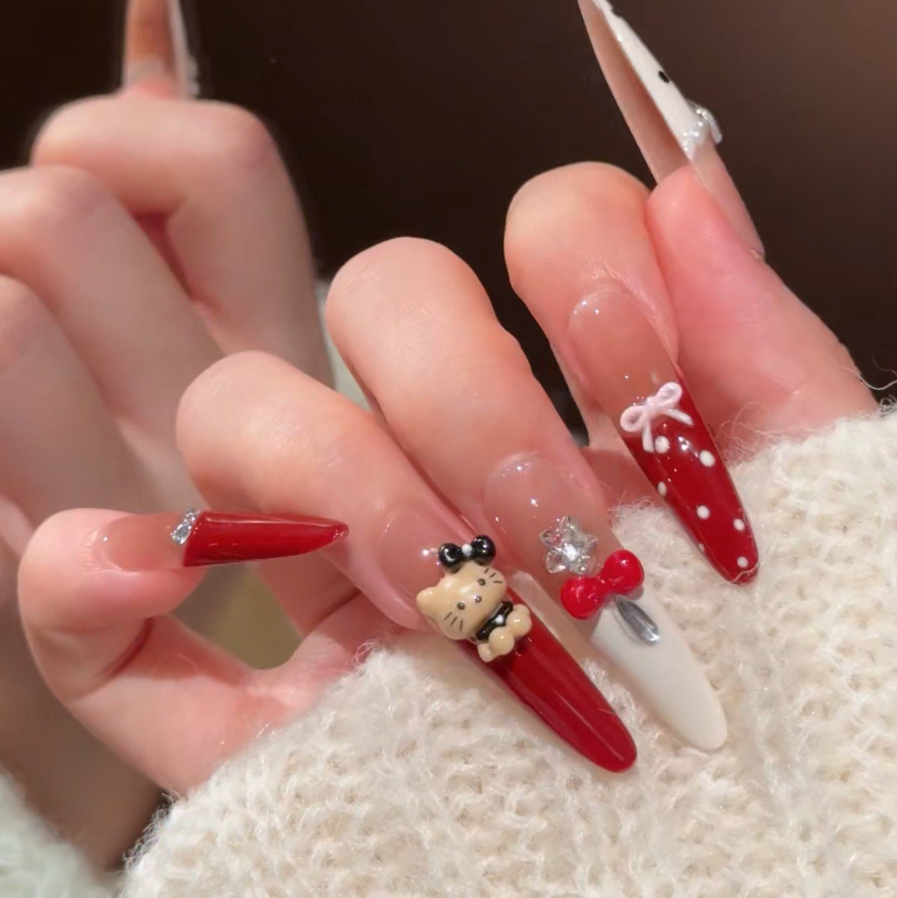 Künstlerisches Press-On-Nagelset mit Feiertagsdesigns Brehn
