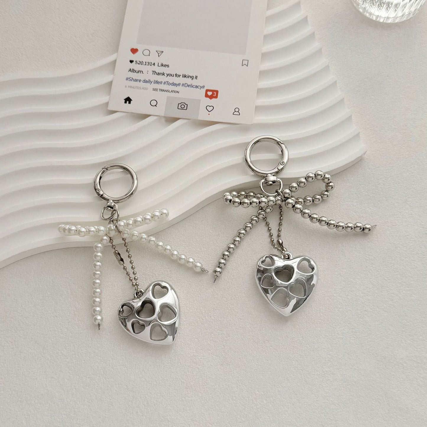 Herzförmiger Charm-Schlüsselanhänger mit Perlen-Schleife Brehn
