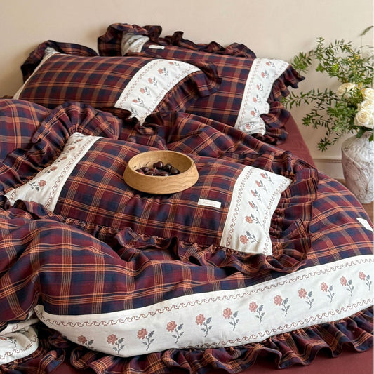 Kariertes Bettwäsche-Set im Vintage-Cottage-Stil mit Volant und bestickter Bordüre