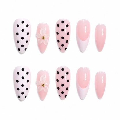 Premium Nageldesign mit Punkten und Blüten Brehn