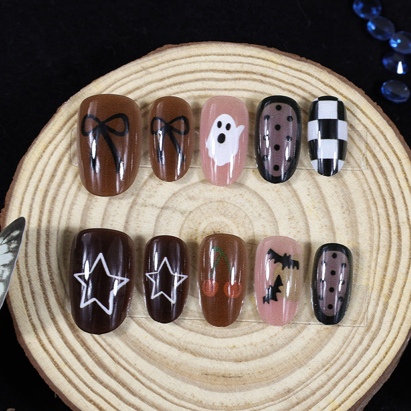 Kunstnagelset mit kreativen Halloween-Motiven und glitzernden Akzenten Brehn