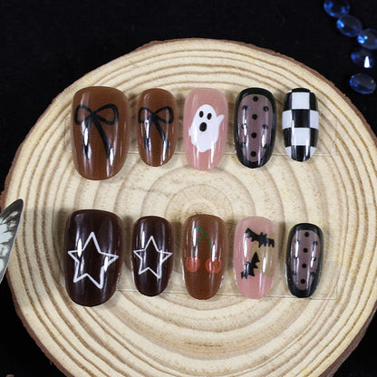 Kunstnagelset mit kreativen Halloween-Motiven und glitzernden Akzenten Brehn
