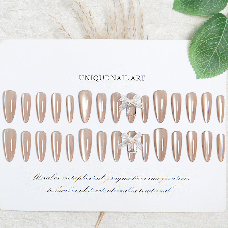 Elegante Kunstnagelspitzen mit glänzendem Finish Brehn