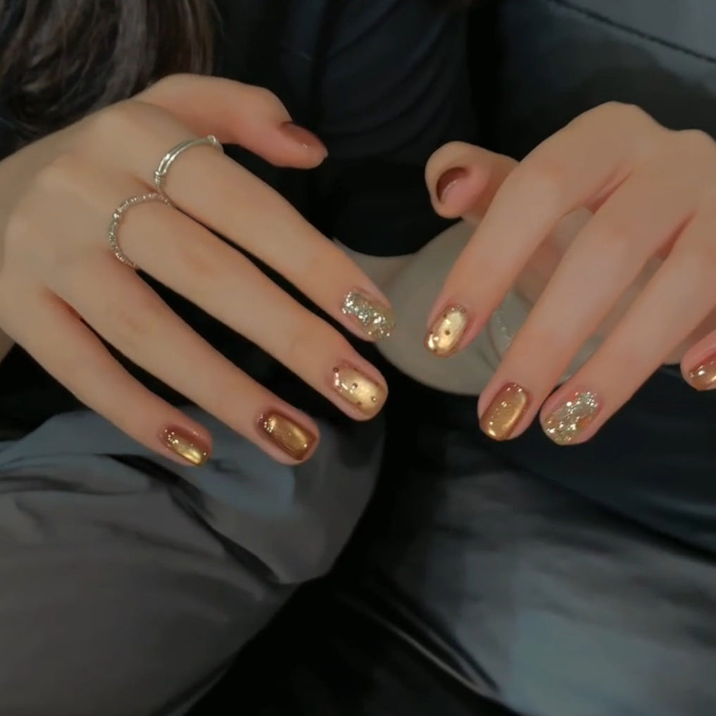 Elegante Kunstnägel mit Schimmernden Effekten und Funkelnden Akzenten Brehn