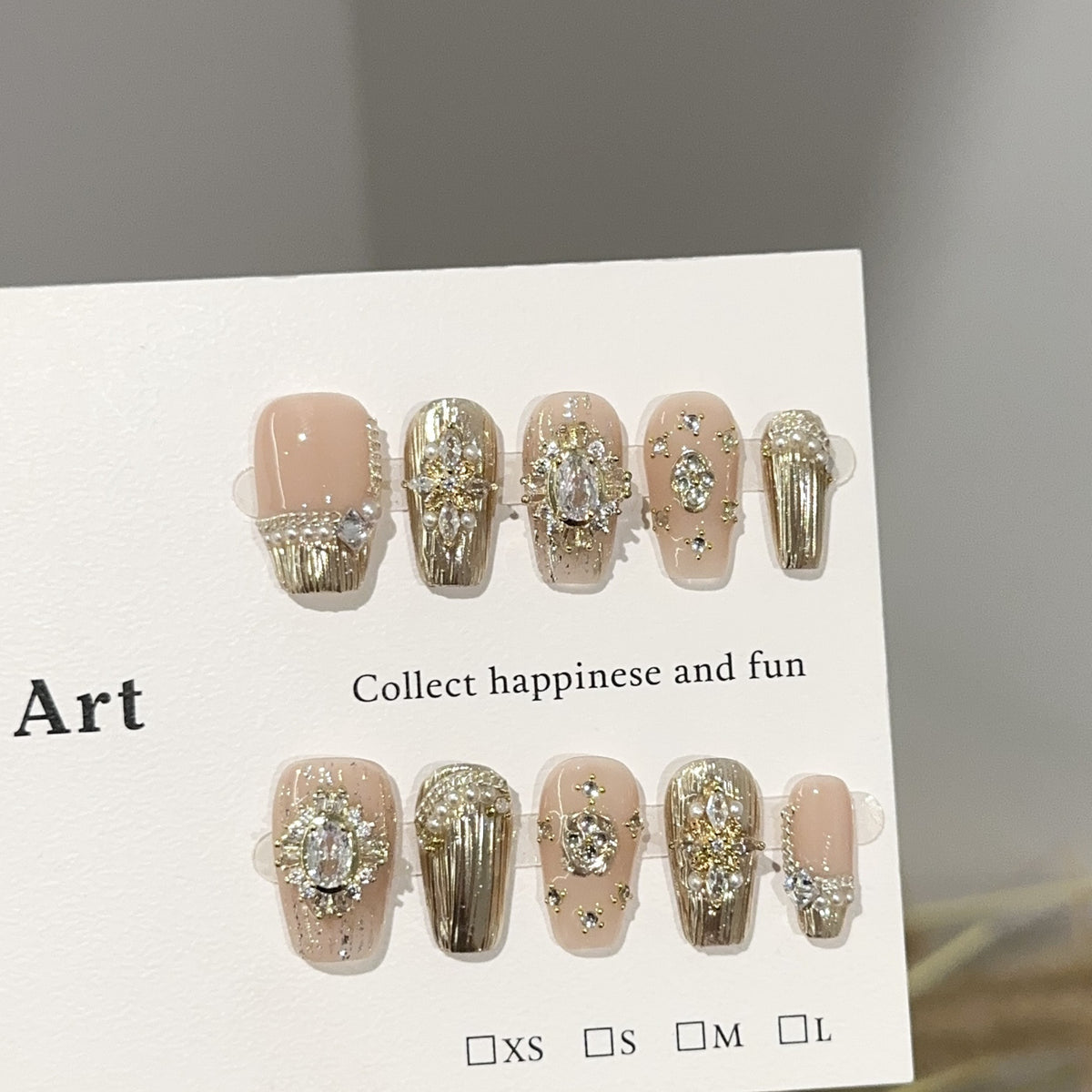 Glamouröse mit Schmuck verzierte Press-On Nagelkunst