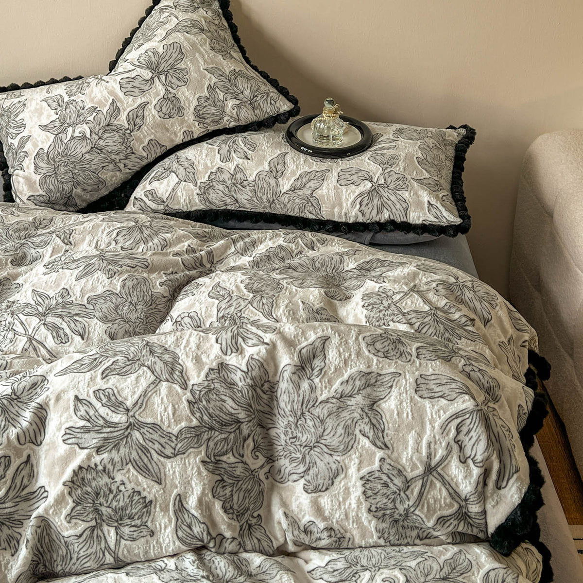Plüsch Floral-Prägung Samt-Wende Bettbezug Set mit Pom-Pom Besatz