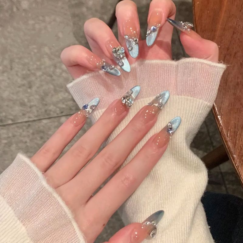 Kunstnagelset mit eleganten Spitzen und glamourösen Strassakzenten Brehn