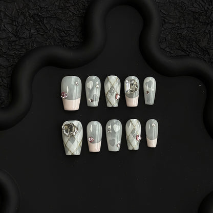 Dekoratives Press-On Nagelkunstset mit Strass- und Herzakzenten