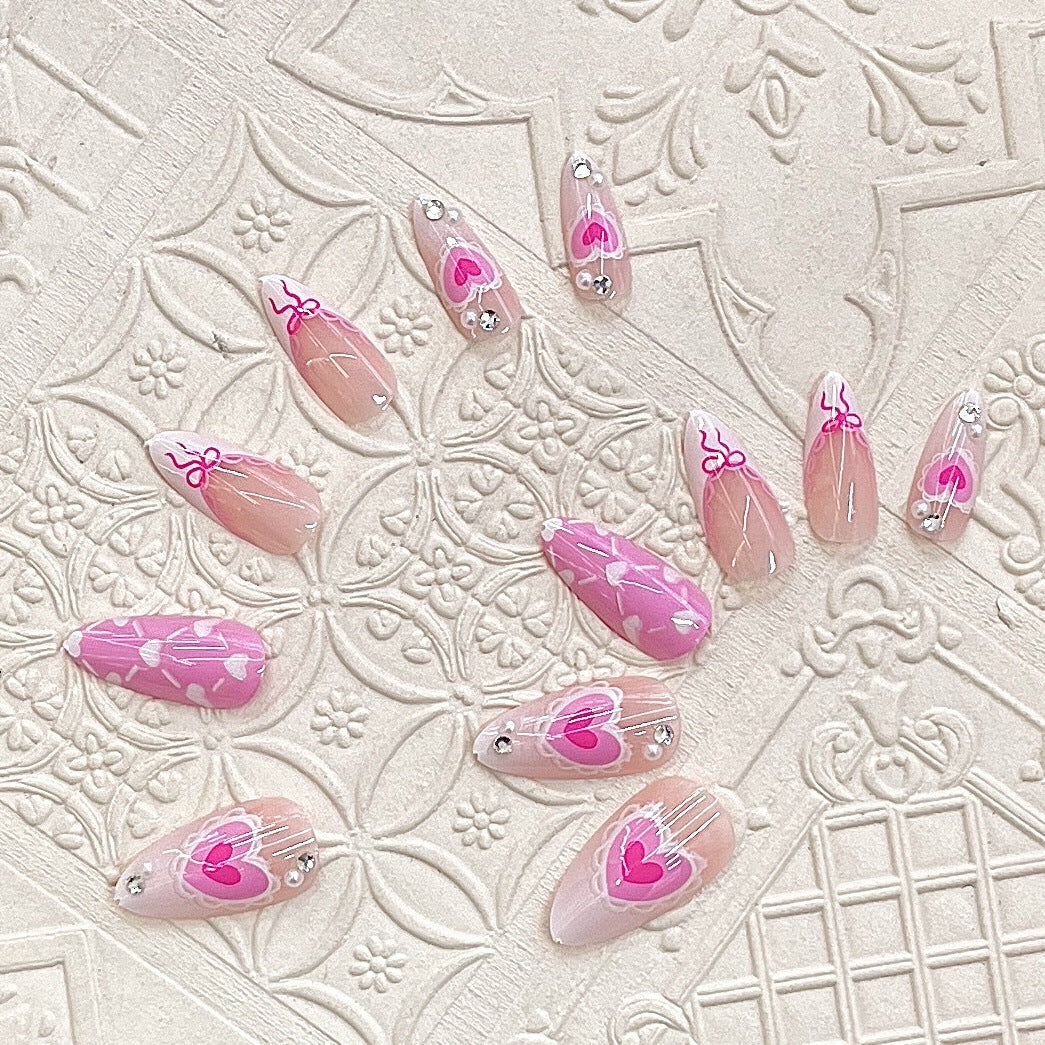 Künstlerisches Press-On-Nagelset mit romantischem Herzdesign Brehn