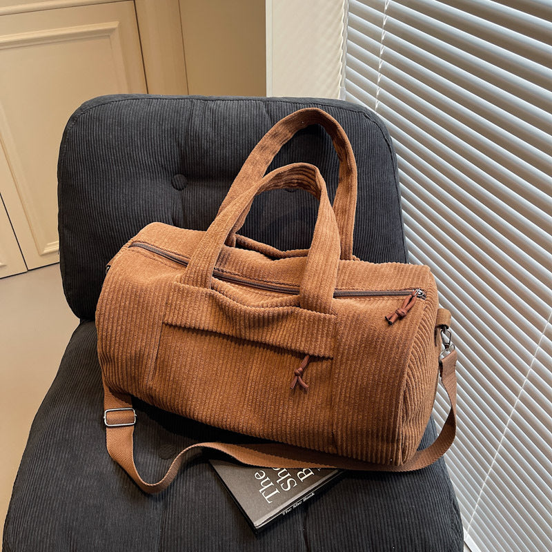 Sportliche Reisetasche Aus Flauschigem Cord-Material mit Verstellbarem Schulterriemen Brehn