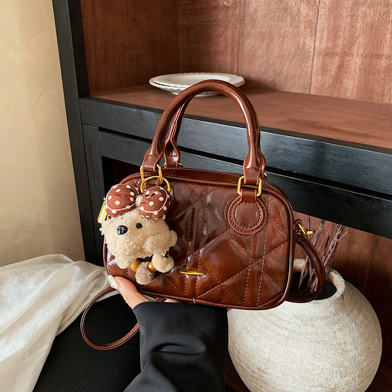 Gepolsterte Mini-Handtasche mit Plüsch-Schlüsselanhänger