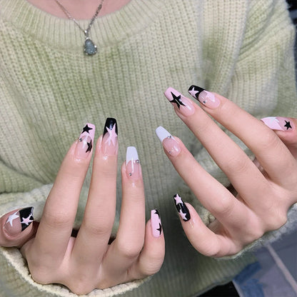 Kunstnagelset mit glamourösem Sternen-Design und funkelnden Akzenten Brehn