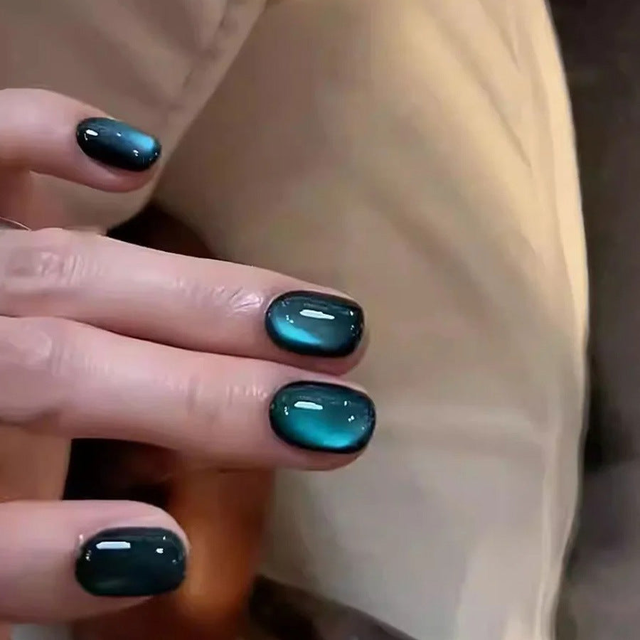 Elegante Nagelkunst mit Glitzerkante Brehn