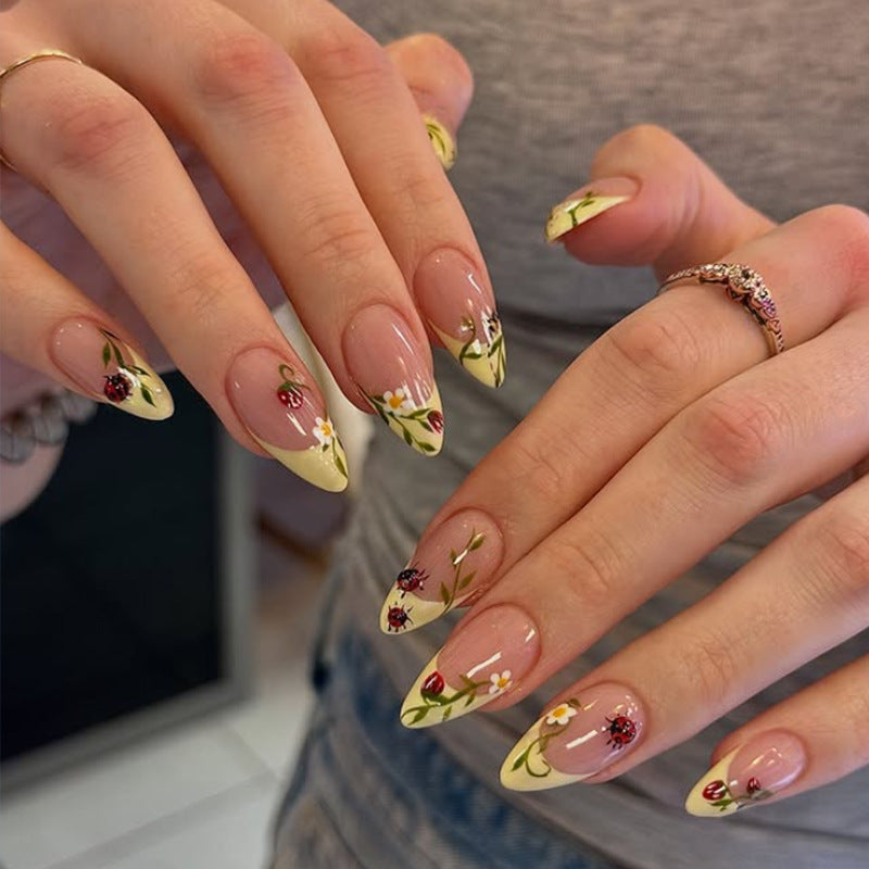 Kunstnagelset mit elegantem Farbverlauf und floralen Akzenten Brehn