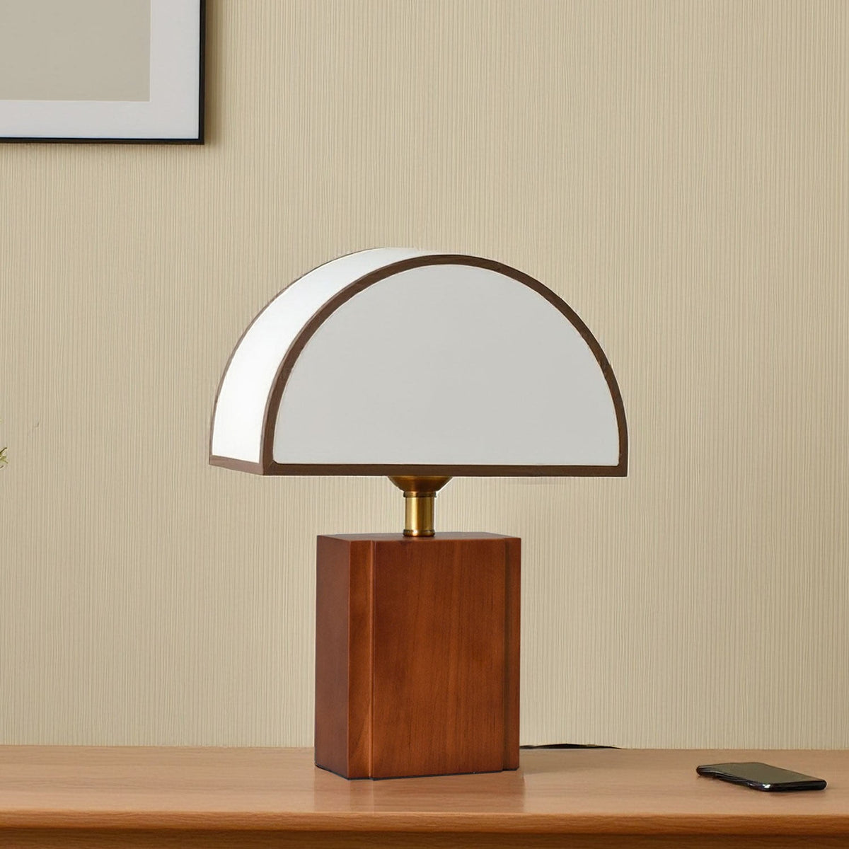 Moderne Tischlampe mit Holzfuß