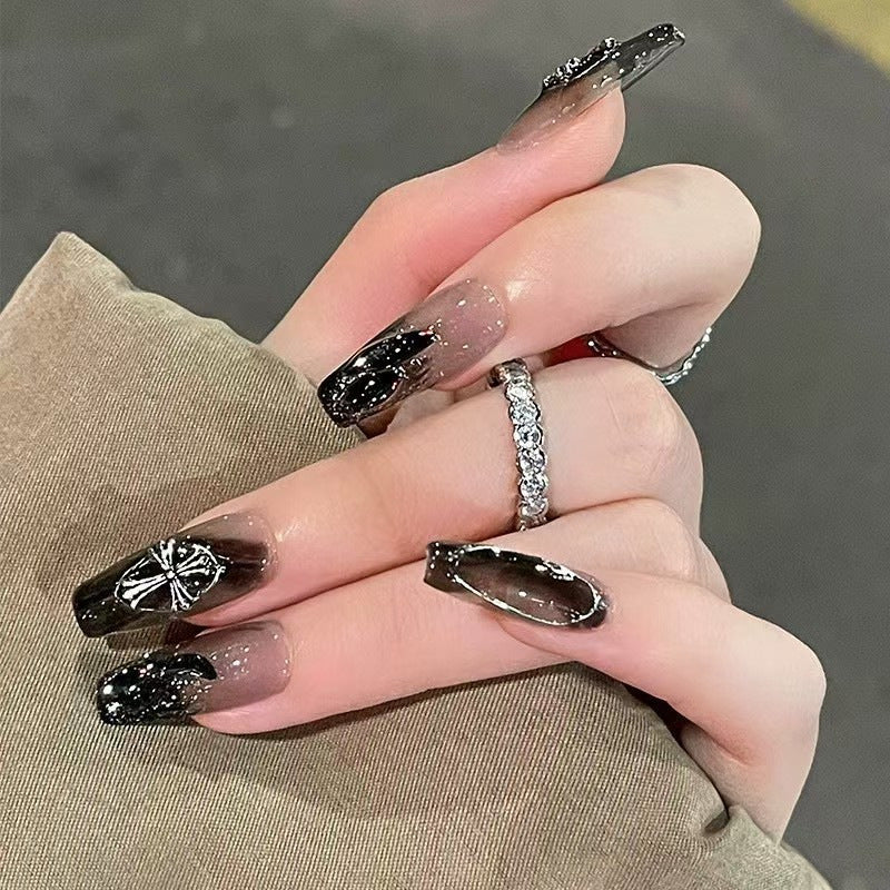 Glamouröse Kunstfingernägel mit Herz-Design und Glitzernden Akzenten Brehn