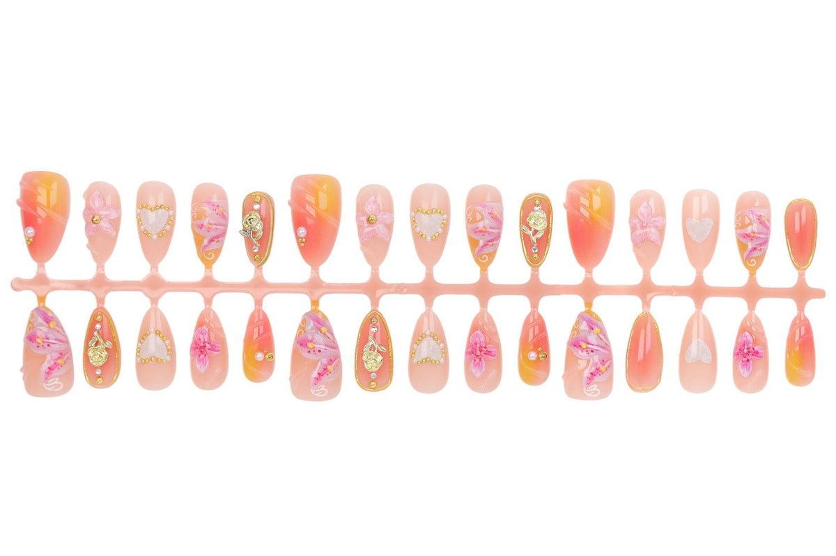 Kunstnagelset mit eleganten floralen Verzierungen und Glitzerdetails Brehn