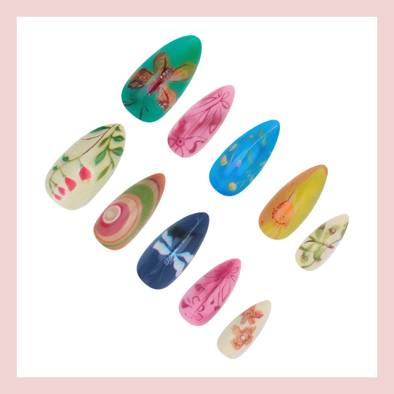 Kunstnagelset mit kreativen Handgemalten Designs und eleganten Details Brehn