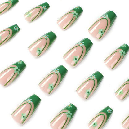 Kunstvolle Nagelkunst mit floralen Akzenten und elegantem Design Brehn