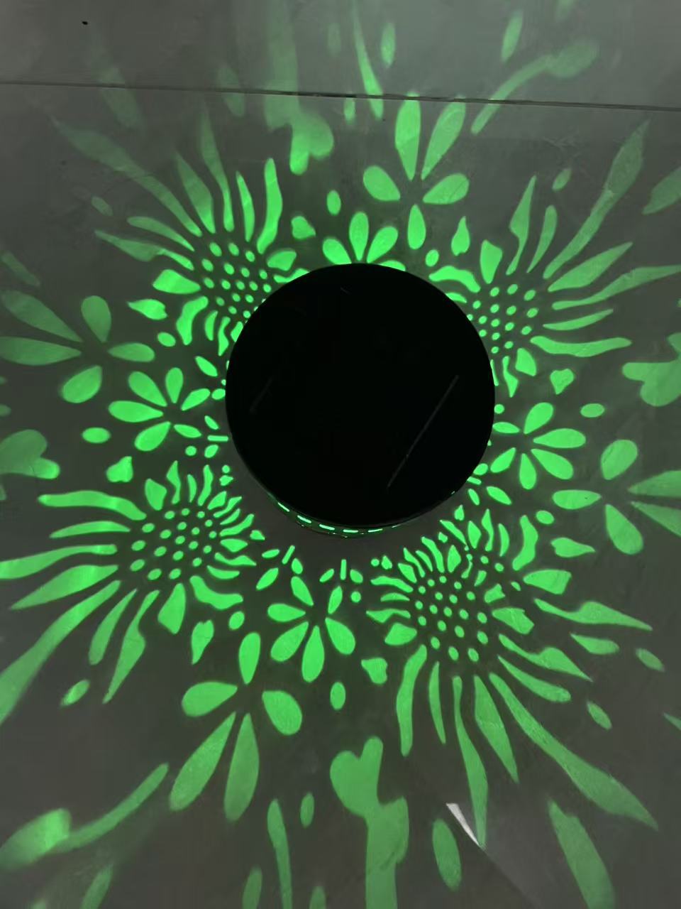 Solarprojektionsgartenlicht mit dekorativem Blumenmuster und Dämmerungs-zu-Dawn-Sensor Brehn