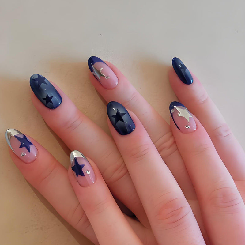 Kunstnägel mit eleganten Sternenmuster und geschmeidiger Struktur Brehn
