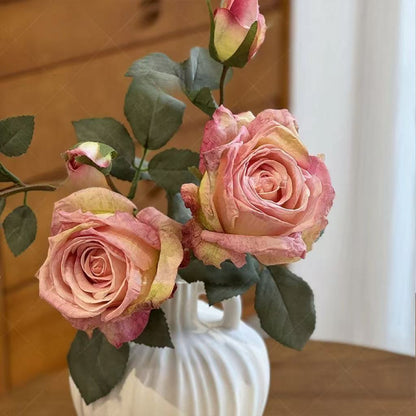 Lebensechte Blumenarrangement