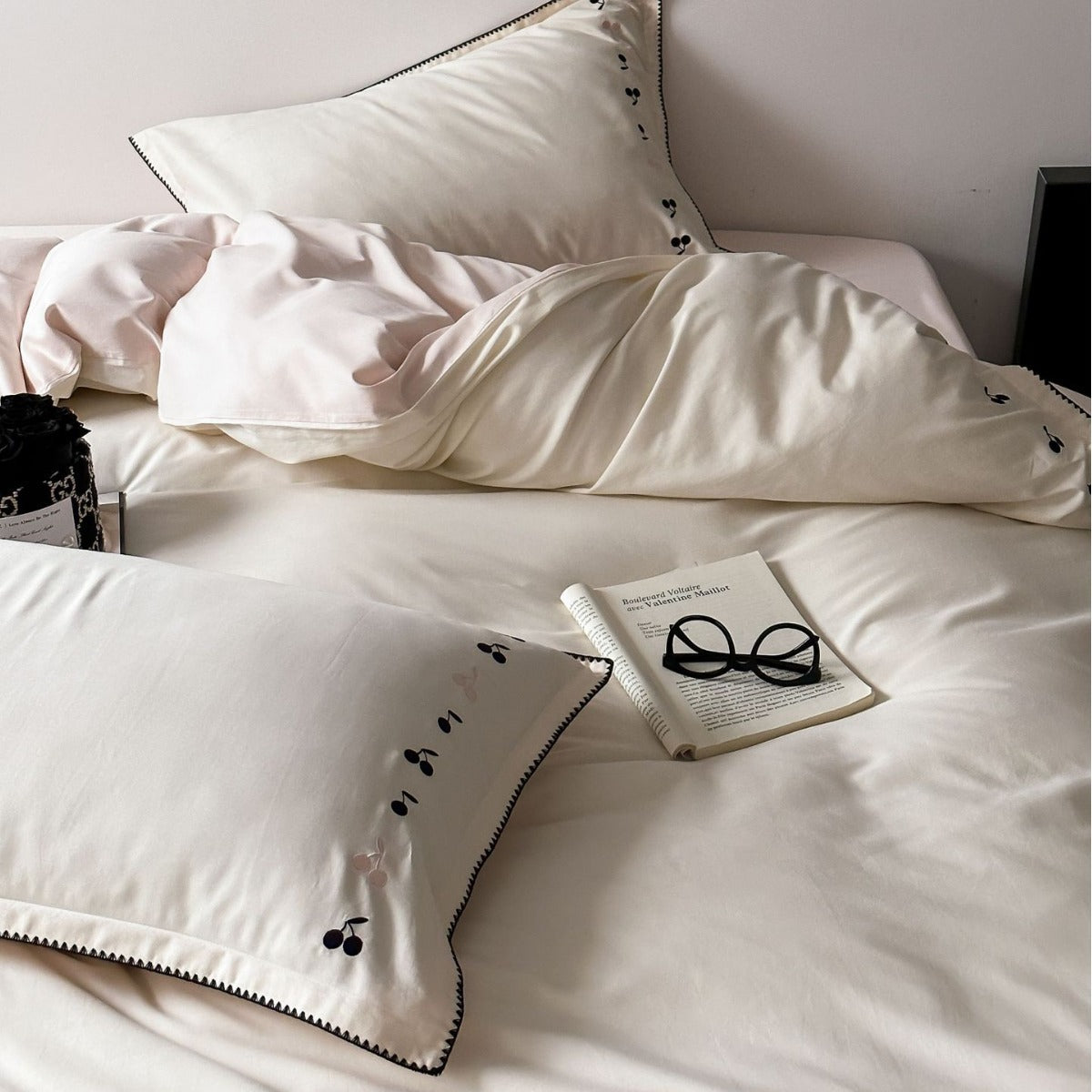 Luxuriöses Baumwollsatin-Bettwäsche-Set mit dezent bestickten Kirschen