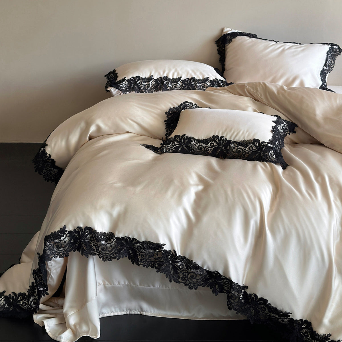 Luxe Satin Bett-Ensemble mit aufwendiger Spitzenapplikation und Euro-Kissenbezug